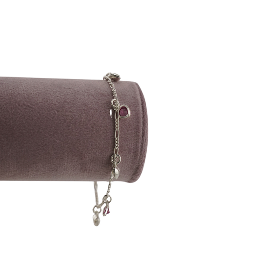 Zartes Armband mit Herz- und Edelsteinanhänger