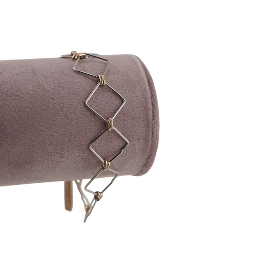 Geometrisches Armband mit quadratischen Gliedern und Quaste