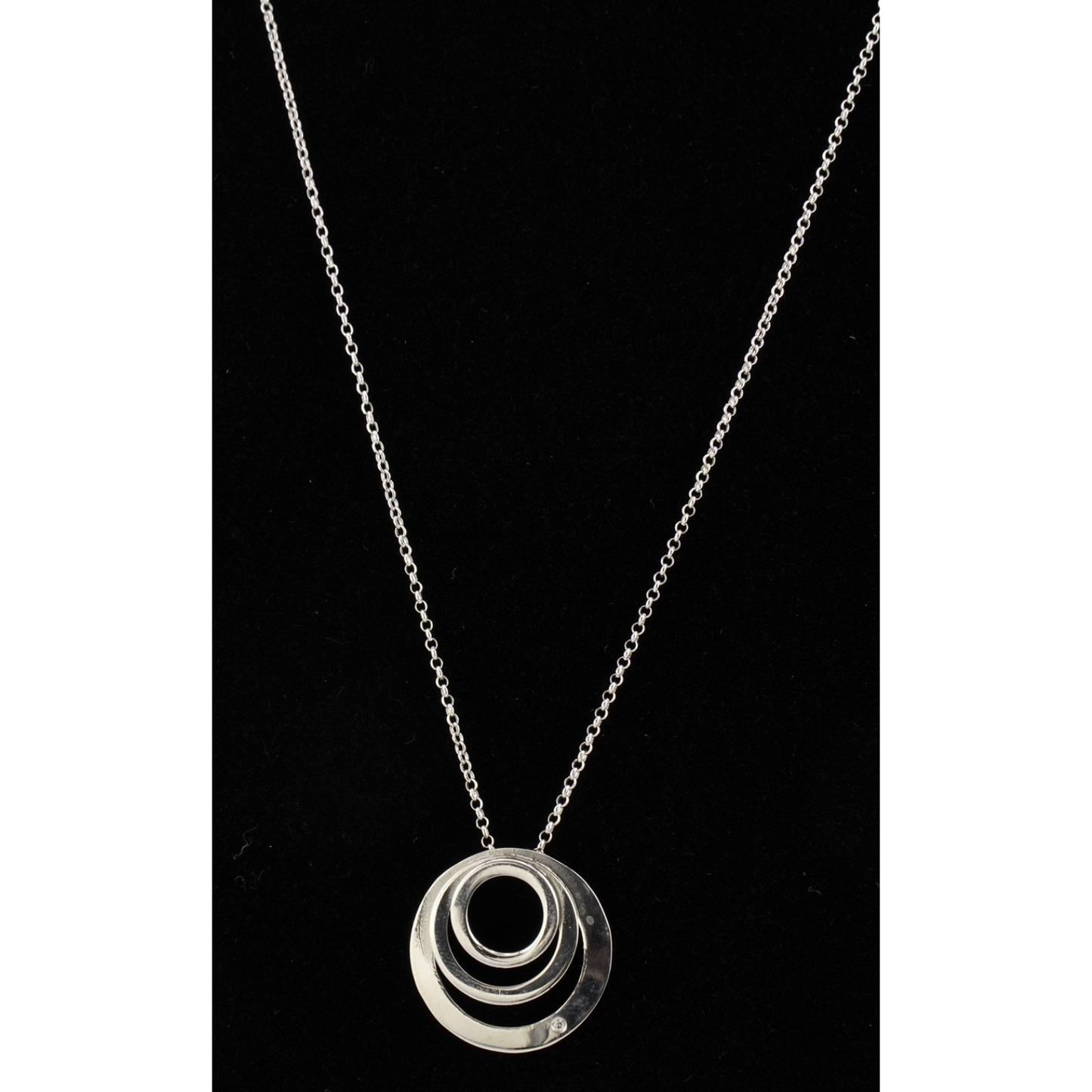 Interlocking Circle Pendant Necklace