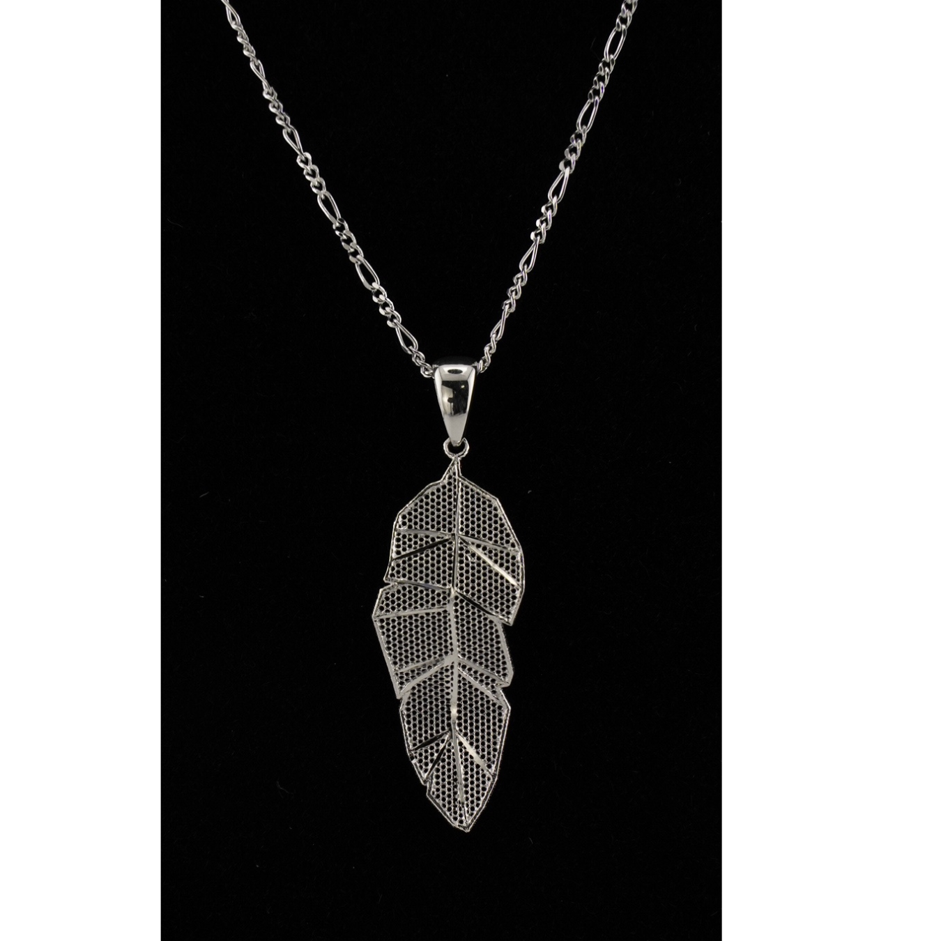 Halskette mit zartem Blattanhänger aus Sterlingsilber